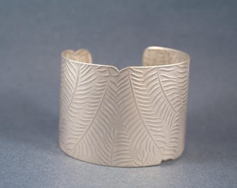 Brazalete de plata de ley con plumas y fronda
