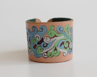 Brazalete de cuero con ondas fantásticas