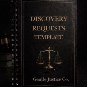 Puede incluir: Un cuaderno negro con espiral con las palabras "DISCOVERY REQUESTS TEMPLATE" en letras doradas. Una balanza de la justicia dorada y un bolígrafo debajo del texto. Las palabras "Gentle Justice Co." están en la parte inferior.
