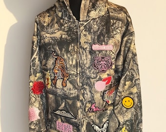 Dead Inside mais Caffeinated, sweat à capuche camouflage avec fermeture éclair pour femmes avec empiècements