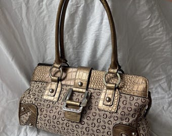 Bolso vintage Y2K GUESS Monogram con estampado de cocodrilo bronce.