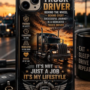 Op de afbeelding: Een zwarte smartphonehoes met een afbeelding van een vrachtwagen op een weg bij zonsondergang. De tekst bevat TRUCK DRIVER, BEHIND THE WHEEL, BEHIND EVERY SUCCESSFUL JOURNEY IS A DEDICATED TRUCK DRIVER, IT'S NOT JUST A JOB IT'S MY LIFESTYLE.