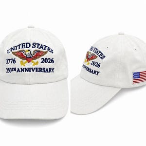 Puede incluir: Gorra de b&eacute;isbol blanca con bordado "UNITED STATES", "1776", "2026" y "250TH ANNIVERSARY" en azul, rojo y dorado. Presenta un emblema de &aacute;guila y una peque&ntilde;a bandera americana. Un accesorio patri&oacute;tico cl&aacute;sico.