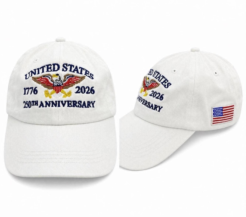 Puede incluir: Gorra de b&eacute;isbol blanca con bordado "UNITED STATES", "1776", "2026" y "250TH ANNIVERSARY" en azul, rojo y dorado. Presenta un emblema de &aacute;guila y una peque&ntilde;a bandera americana. Un accesorio patri&oacute;tico cl&aacute;sico.