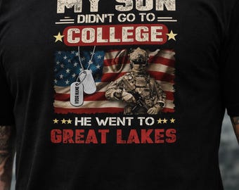 Mein Sohn ist nicht aufs College gegangen, er ist zum Great Lakes Shirt gegangen, Navy Boot Camp Abschlussgeschenk, Militärvater Shirt, stolze Navy Familie T-Shirt 2D
