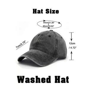Puede incluir: Gorra gris lavada con visera curva. Las dimensiones del sombrero son 7 cm de altura, 12 cm de profundidad y una circunferencia de 54 cm a 60 cm. Se muestra el texto "Hat Size" y "Washed Hat".