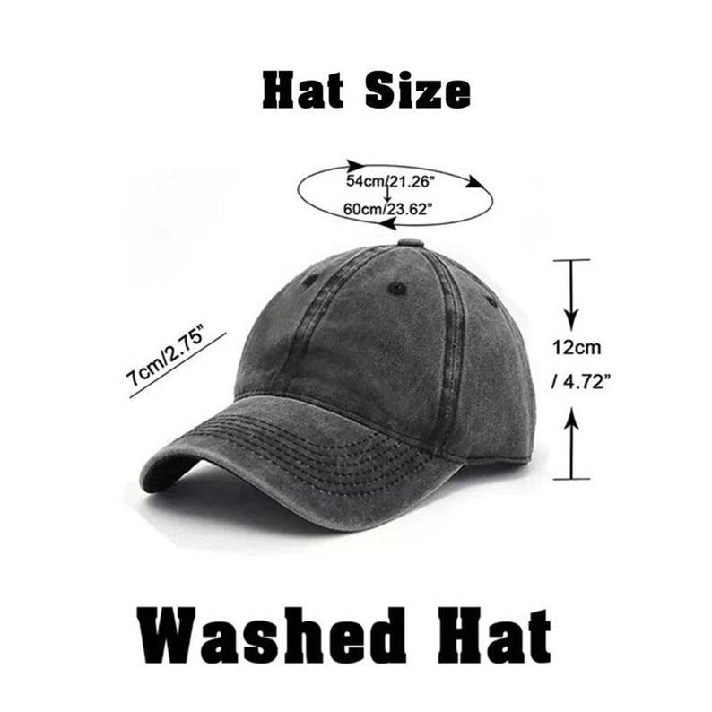 Puede incluir: Gorra gris lavada con visera curva. Las dimensiones del sombrero son 7 cm de altura, 12 cm de profundidad y una circunferencia de 54 cm a 60 cm. Se muestra el texto "Hat Size" y "Washed Hat".