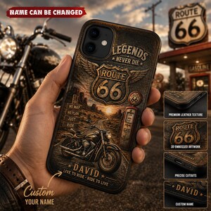 Könnte beinhalten: Eine Handyhülle mit Route 66-Motiv, Motorrad, Zapfsäule und Wüstenlandschaft. Der Text lautet Legends Never Die, Route 66, No Map No Plan Just Ride und David Live to Ride Ride to Live. Die Hülle hat eine dunkelbraune Lederoptik.
