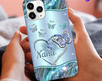 Personalisierte Schmetterlings-Handytasche für Nana/Mimi/Gigi. Füge die Namen der Kinder hinzu für ein einzigartiges, bedeutungsvolles Geschenk. Passend für alle Handymodelle.