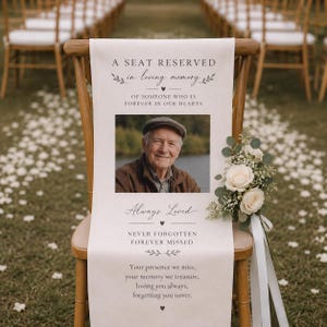Puede incluir: Una cinta de silla beige con el texto "A SEAT RESERVED in loving memory" y una foto de un hombre. La cinta está decorada con detalles florales y un ramo de rosas blancas. También se ve el texto "Always Loved".