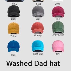 Puede incluir: Una carta de colores que muestra gorras de pap&aacute; lavadas en varios colores: azul marino, arena, blanco, negro, gris, rojo, amarillo, naranja, verde militar, azul, azul claro y rosa. Tambi&eacute;n est&aacute; presente el texto "Color Chart" y "Washed Dad hat".