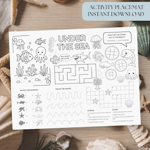 Puede incluir: Mantel individual de actividades en blanco y negro con el tema "Bajo el mar". Presenta un laberinto, sombras coincidentes, rastreo de olas y un crucigrama. Incluye ilustraciones de criaturas marinas como peces, tiburones y delfines. El texto dice "Activity Placemat Instant Download".