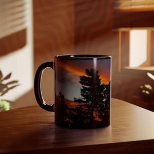 Atardecer en Sooke Basin / Fotografía de naturaleza / Taza negra de 325 ml