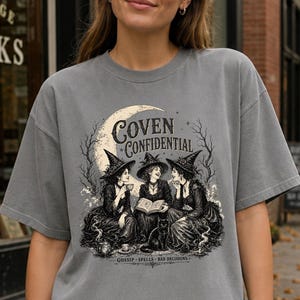 魔女の秘密Tシャツ | ヴィンテージイラスト、ゴシップ、呪文、悪い決断（コンフォートカラーズ）