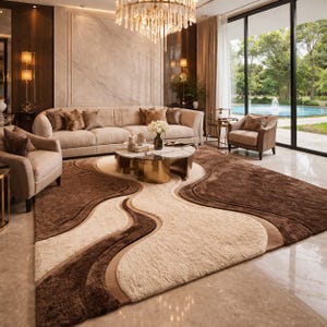 Peut inclure: Salon luxueux avec un grand tapis à motifs dans les tons marron et crème. Le design du tapis s'harmonise avec le canapé beige, les fauteuils et la table basse en marbre. Un grand lustre est suspendu au-dessus, et une fenêtre offre une vue sur une piscine.