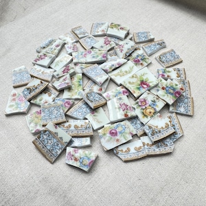 Mais de 50 azulejos florais e estampados feitos de porcelana vintage.