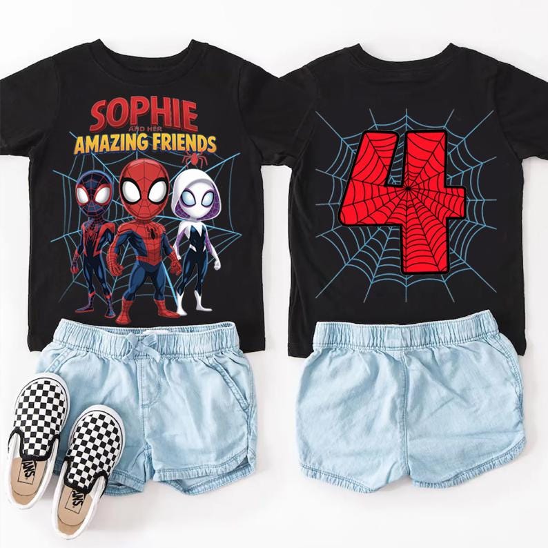 Puede incluir: Dos camisetas negras con gr&aacute;ficos de Spider-Man, pantalones cortos de mezclilla azul claro y zapatos sin cordones a cuadros. Una camiseta dice "Sophie and Her Amazing Friends" con personajes de Spider-Man. La otra camiseta tiene un n&uacute;mero 4 rojo con un dise&ntilde;o de telara&ntilde;a.