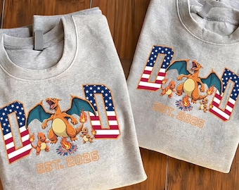 Benutzerdefinierter Vater Est 2025 Shirt, personalisiertes Charizard Vatertag T-Shirt, US Flagge Flagge Vatertag Kleidung, neuer Vater neuer Papa Geschenk, graues Sweatshirt