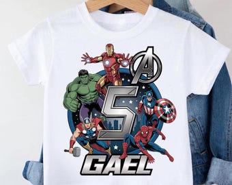 Personalisierte Avengers Geburtstag Shirt, Name Superhero Alter 5 T-Shirt, Marvel-Thema-Party-Outfit, Geschenk für 5 Jahre alten Jungen, Kinder Custom