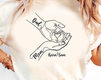 Benutzerdefinierte Familie Hände Shirt, personalisierte Mom Dad Namen T-Shirt, minimalistische Familie Line Art Shirt, neue Eltern Geschenk, Herz Hände Andenken Tee