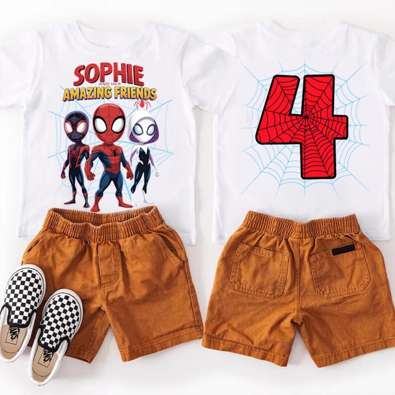 Puede incluir: Camisetas blancas con dise&ntilde;os de Spider-Man y pantalones cortos marrones. Una camiseta dice "SOPHIE AND HER AMAZING FRIENDS" con personajes de Spider-Man. La otra camiseta tiene un n&uacute;mero 4 rojo con un dise&ntilde;o de telara&ntilde;a. Zapatos sin cordones a cuadros completan el conjunto.