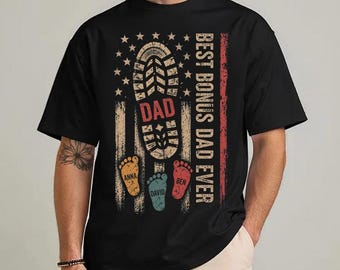 Personalisiertes Best Bonus Dad Ever Shirt | Personalisierte Flagge Footprint T-Shirt | Amerikanische Flagge Papa Kinder Name Tshirt | Stiefmutter Geschenk zum Vatertag
