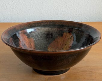 Bol de cerámica vintage, 19 cm (7,5 pulgadas) – Negro con esmalte en tonos dorados, naranjas y marrones.