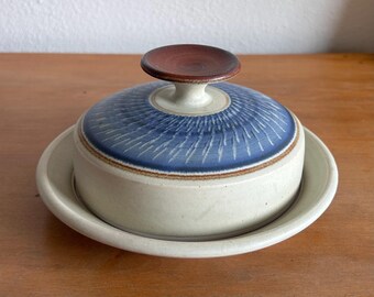 Cúpula para queso de cerámica vintage de estudio MCM – Azul cobalto y marfil – Firmada
