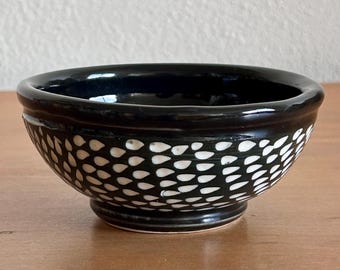 Bol pequeño de cerámica vintage de estudio – Verde oscuro y diseño tallado en forma de lágrima – Firmado