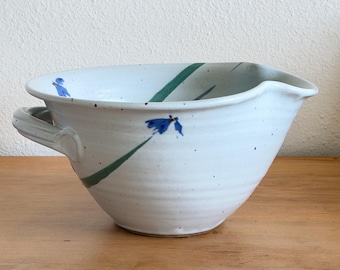 Bol grande de cerámica de estudio para mezclar – Gris pálido con flores silvestres – Two Potters Colorado, década de 1970