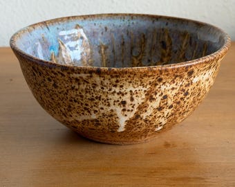 Cuenco de cerámica vintage de estudio MCM – Esmalte con efecto goteo en tonos marrón moteado y lavanda azul.
