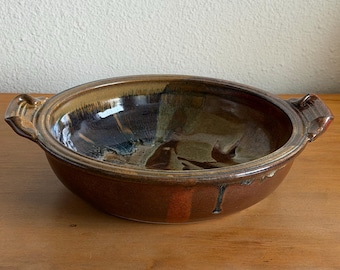 Bol para servir con asa de Blaisdell Pottery, 9″ – Esmalte con efecto goteo terroso