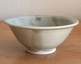 Bol de cerámica de estudio, 16,5 cm (6,5 pulgadas) – Gris claro con diseño rústico de animales – Firmado