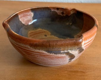 Pequeño cuenco de cerámica de estudio vintage – Terracota y esmalte azul con borde pellizcado – Firmado