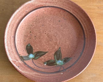Plato de cerámica vintage con diseño floral, 21 cm (8,25") – Esmalte terracota – Firmado