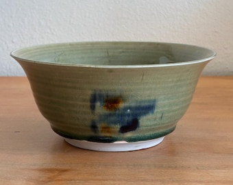 Bol de cerámica de estudio vintage para servir, 20 cm (8 pulgadas) – Esmalte verde craquelado y floral azul.