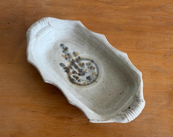 Mantequera de cerámica vintage con borde festoneado – Gris suave y diseño botánico