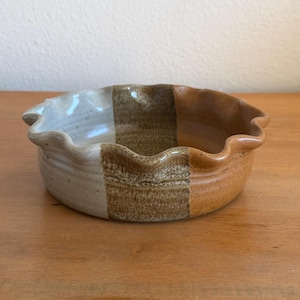 Les Kitchen Down to Earth Pottery Pie Dish – Fluted Stoneware – Tri-Color Glaze – Signed