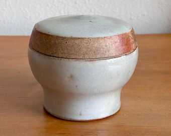 Tarro de cerámica artesanal pequeño con tapa – Blanco lechoso y esmalte estilo Shino