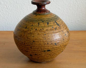 Maceta de cerámica vintage de estudio MCM para hierbas silvestres – Esmalte ocre y oliva – Firmada