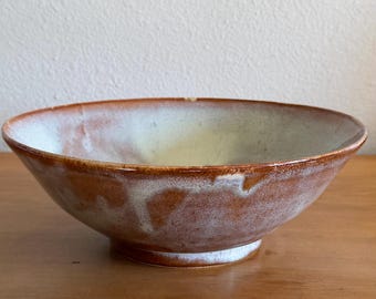 Bol grande de cerámica artesanal para servir – Esmalte azul suave y óxido – Firmado