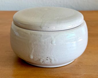 Tarro de cerámica vintage con tapa – Esmalte craquelado blanco moteado – Firmado, 1979