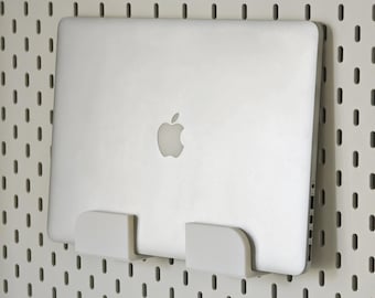 Supporto verticale per laptop per pannello forato IKEA Skadis - Dock per MacBook, supporto salvaspazio per notebook, supporto a conchiglia, configurazione della scrivania stampata in 3D