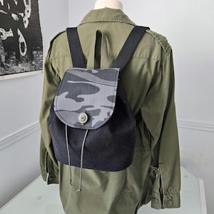 Sac à dos upcyclé fait main avec pantalons camo, jeans et chemise à carreaux
