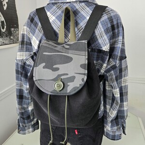 Sac à dos upcyclé fait main avec pantalons camo, jeans et chemise à carreaux