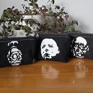 Gürteltaschen – Handbemalte Horrorfilmfiguren auf recycelten Jeans