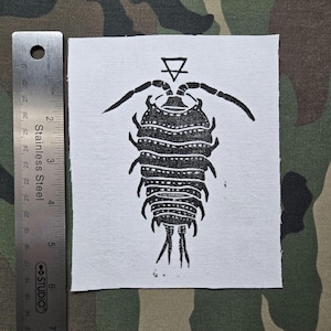 Aplique de isópode para costurar - Linogravura impressa à mão