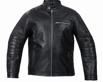 Könnte beinhalten: Schwarze Lederjacke mit Stehkragen und silbernem Reißverschluss. Die Jacke hat Steppdetails an Schultern und Ärmeln sowie eine Brusttasche mit Reißverschluss. Die Jacke wird vor weißem Hintergrund präsentiert.