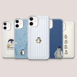 Könnte beinhalten: Eine Sammlung von fünf Handyhüllen mit Pinguin-Designs. Die Hüllen weisen verschiedene Muster auf, darunter Streifen, Blumenmuster und unifarbene Farben. Jede Hülle hat eine andere Pinguin-Illustration, einige halten Taschen oder tragen Rucksäcke. Die Hüllen sind für ein Smartphone konzipiert.