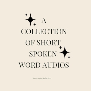 Op de afbeelding: Crèmekleurige afbeelding met de tekst "A COLLECTION OF SHORT SPOKEN WORD AUDIOS" in een donker lettertype. Zwarte sterretjes accentueren de tekst. De woorden "Short Audio Reflection" staan onderaan.